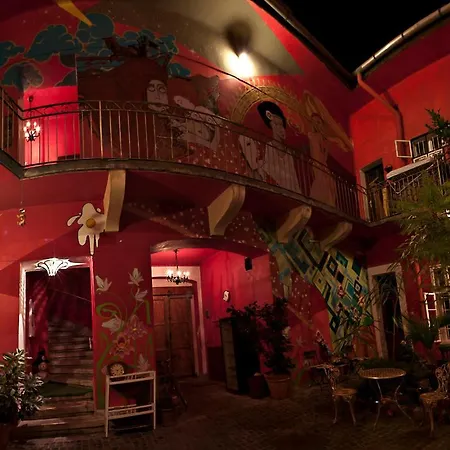 Santico Art And Hotell 2*