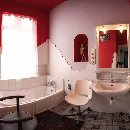 Santico Art And Hotell 2*