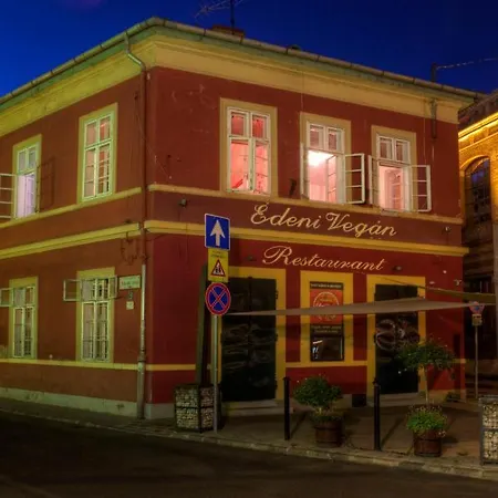 Santico Art And Hotell 2*